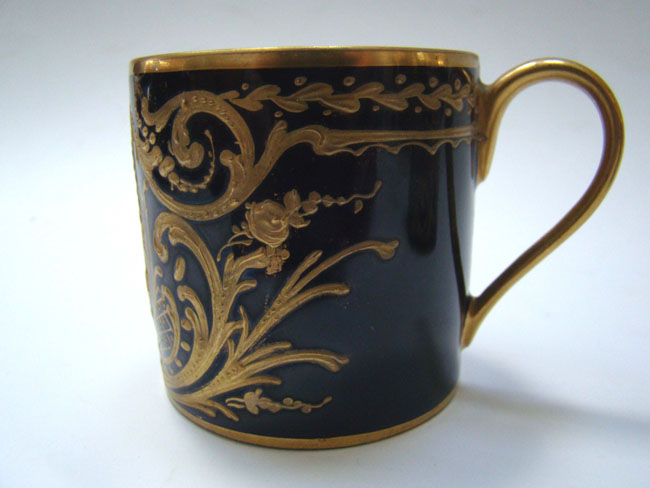 A fine pair of late 18th or early 19th century French bone china cups featuring Marie Antoinette and — image 4